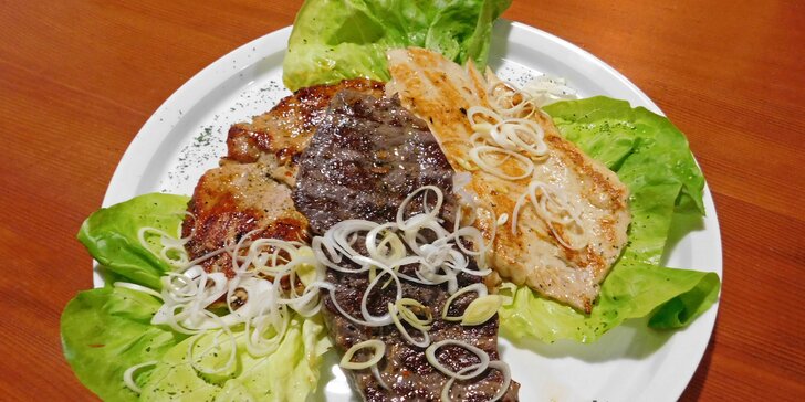 Tři druhy šťavnatých steaků z grilu a příloha podle výběru pro 2 osoby