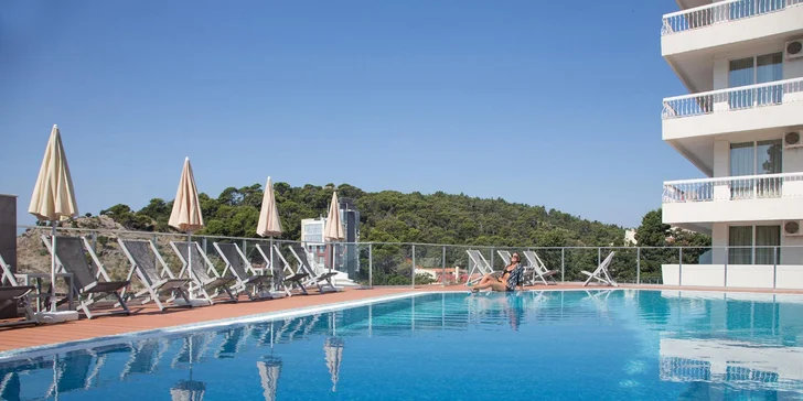 3–7 nocí v letovisku Sutomore pro pár i rodinu: polopenze, soukromá pláž 100 m od hotelu