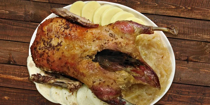 Pečená kachna s bílým zelím a houskovými i bramborovými knedlíky