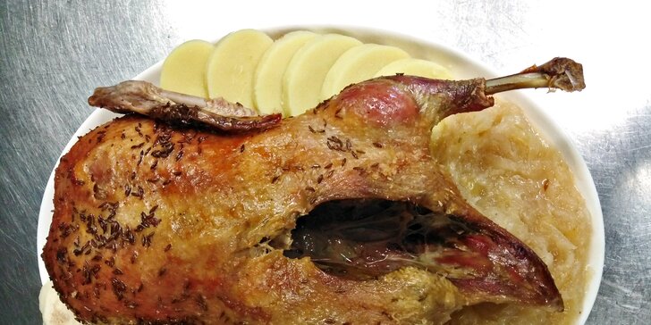 Pečená kachna s bílým zelím a houskovými i bramborovými knedlíky