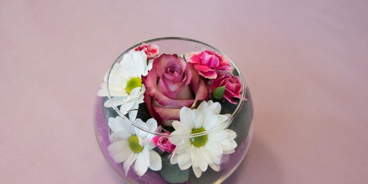 Květinové aranžmá: ve skle nebo v dárkové tašce z květinářství Belle Rose