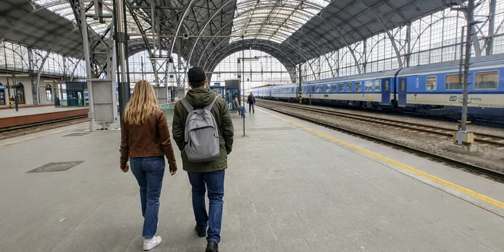 S Cestovní horečkou vás čeká strategický mix venkovní únikovky a adrenalinové honičky, ve které jeden tým utíká do cíle a druhý mu dýchá na záda. 