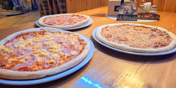 Čeká vás výběr ze 7 druhů pizz o průměru 32 cm a k tomu i osvěžující nápoj (dle varianty). 