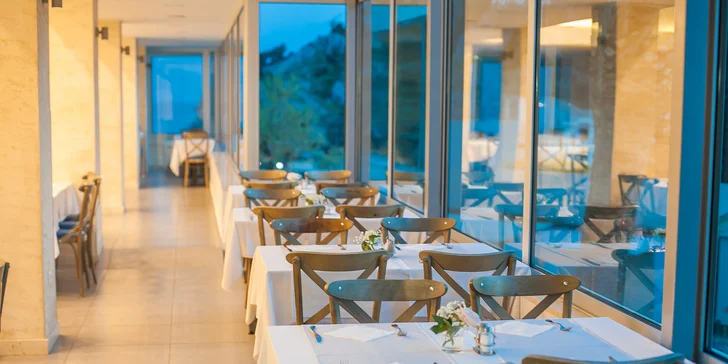 Pobyt v letovisku Sutomore pro pár i rodinu: polopenze a soukromá pláž 100 m od hotelu