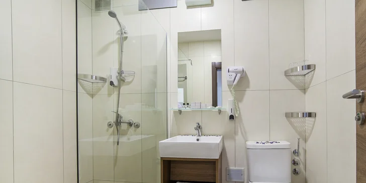 Pobyt v letovisku Sutomore pro pár i rodinu: polopenze a soukromá pláž 100 m od hotelu