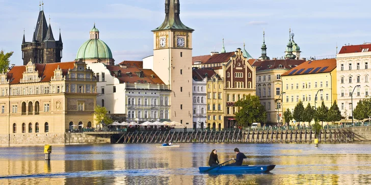 Romantika i zábava na Vltavě: hodinový pronájem lodičky až pro 4 osoby
