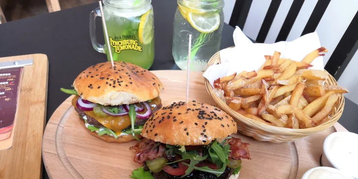 Burger podle výběru z 5 druhů vč. vege, hranolky a domácí limonáda pro 1 i 2 osoby