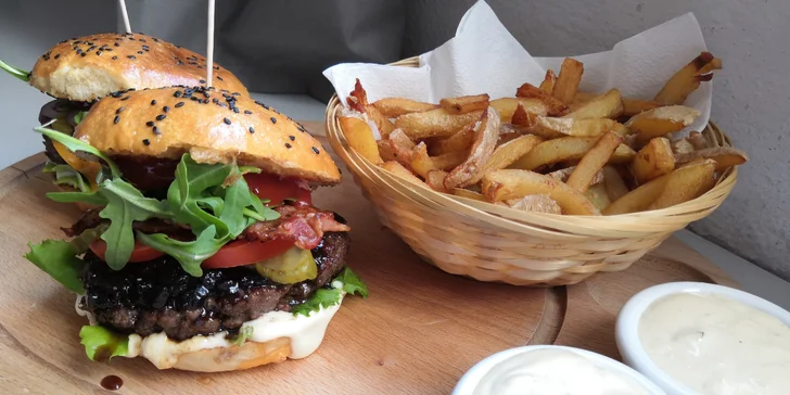 Burger podle výběru z 5 druhů vč. vege, hranolky a domácí limonáda pro 1 i 2 osoby