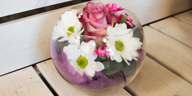 Květinové aranžmá: ve skle nebo v dárkové tašce z květinářství Belle Rose