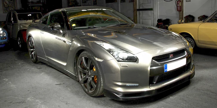 Za volantem sporťáku Nissan GT-R: 30 minut jízdy bez instruktora