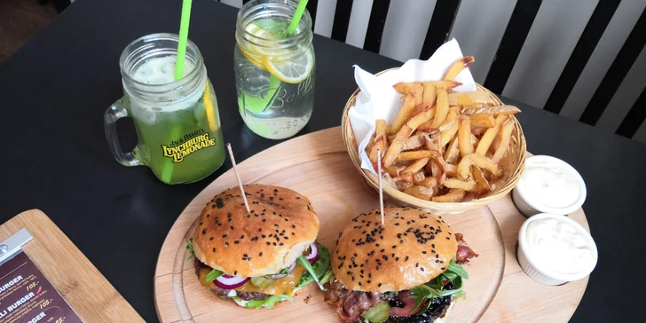 Burger podle výběru z 5 druhů vč. vege, hranolky a domácí limonáda pro 1 i 2 osoby