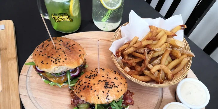 Burger podle výběru z 5 druhů, hranolky a domácí limonáda pro 1 i 2 osoby