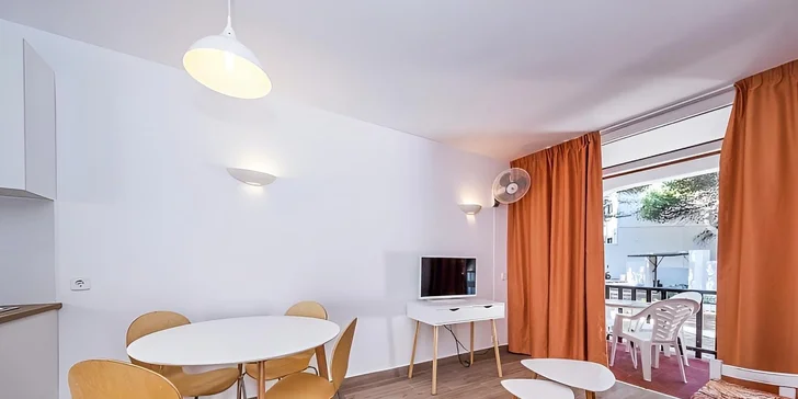  Každý apartmán disponuje oddělenou ložnicí a obývací částí, kde najdete i praktický kuchyňský kout s mikrovlnnou troubou, konvicí, ledničkou a základním nádobím.

