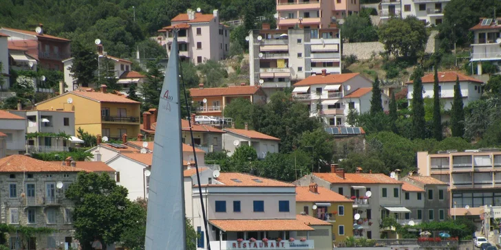 Můžete se také projít po pobřežní promenádě do historického centra.