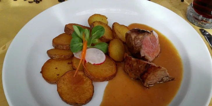 České menu pro 2 osoby: ovárek, panenská svíčková, domácí lívance a možný i wellness