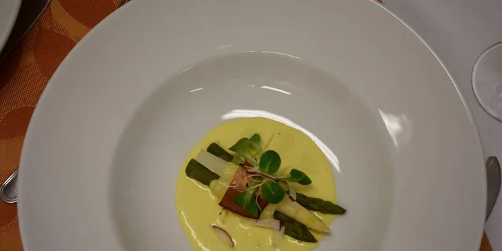 Sezónní 5chodové menu: gratinovaný chřest, medvědí česnek, ražniči i dezert
