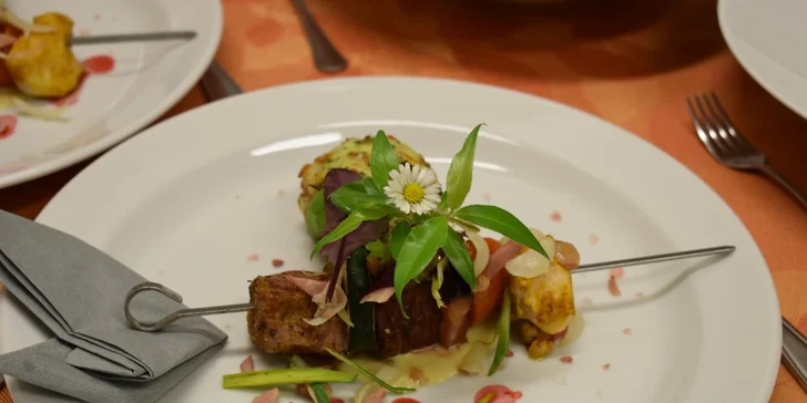 Sezónní 5chodové menu: gratinovaný chřest, medvědí česnek, ražniči i dezert