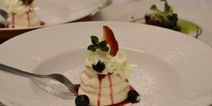 Sezónní 5chodové menu: gratinovaný chřest, medvědí česnek, ražniči i dezert