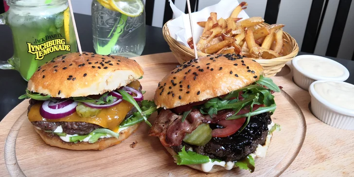 Burger podle výběru z 5 druhů, hranolky a domácí limonáda pro 1 i 2 osoby