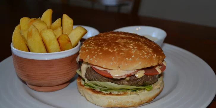Burger a hranolky nebo 32cm pizza podle výběru pro jednoho i dva