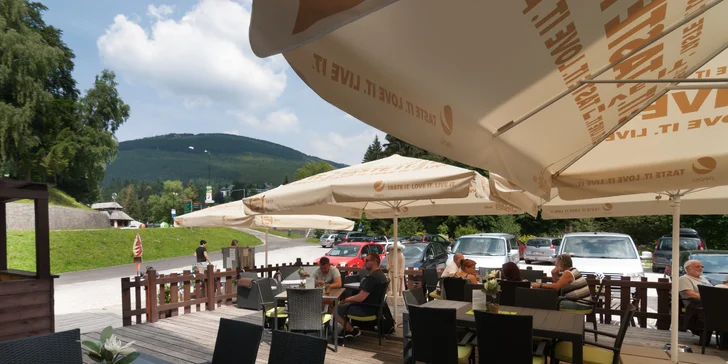 Double burgery se slaninou, čedarem, červenou cibulkou, BBQ omáčkou a hranolky