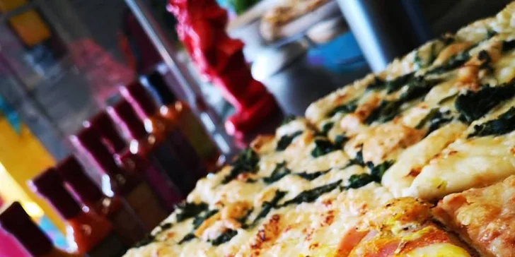 Chacharova pizza podle výběru z 26 druhů: 1–4 pizzy o průměru 32 cm