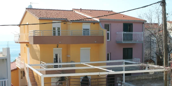 Do Chorvatska s rodinou či přáteli: 7 nocí u Omiše v apartmánu či studiu