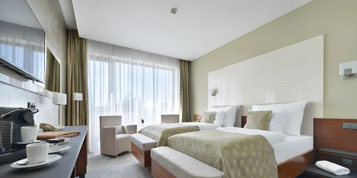 Vo vybavení nechýba kávový set ani minibar.