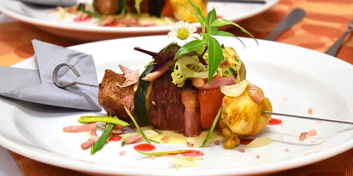 Sezónní 5chodové menu: gratinovaný chřest, medvědí česnek, ražniči i dezert