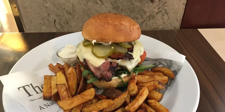 Cheeseburger v domácí bulce s farmářskými hranolky pro 1 nebo pro 2 osoby