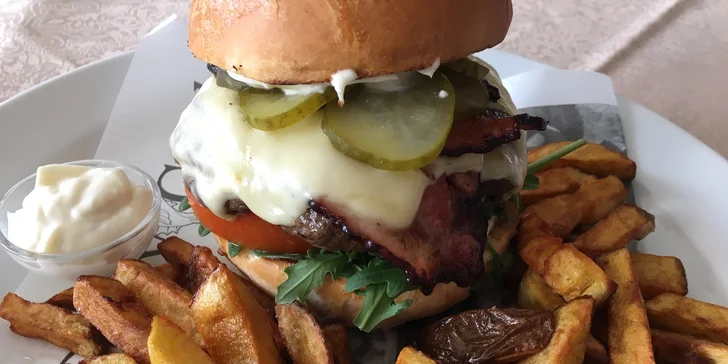 Cheeseburger v domácí bulce s farmářskými hranolky pro 1 nebo pro 2 osoby