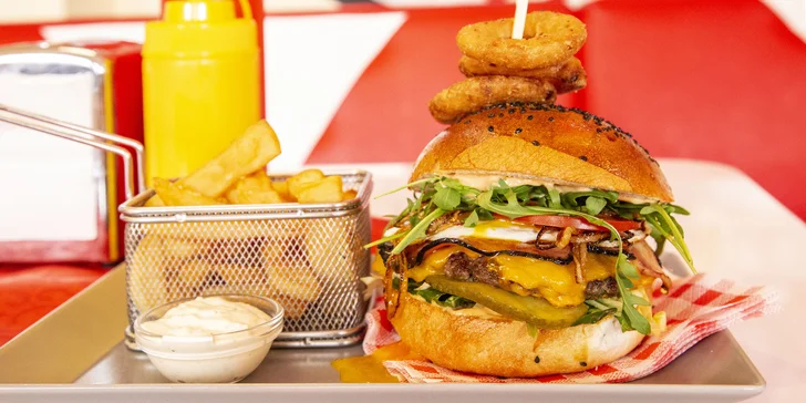 Hovězí burger s cibulovými kroužky, steakovými hranolkami a dipem pro dva
