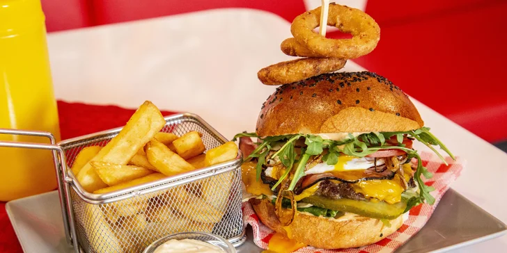 Hovězí burger s cibulovými kroužky, steakovými hranolkami a dipem pro dva
