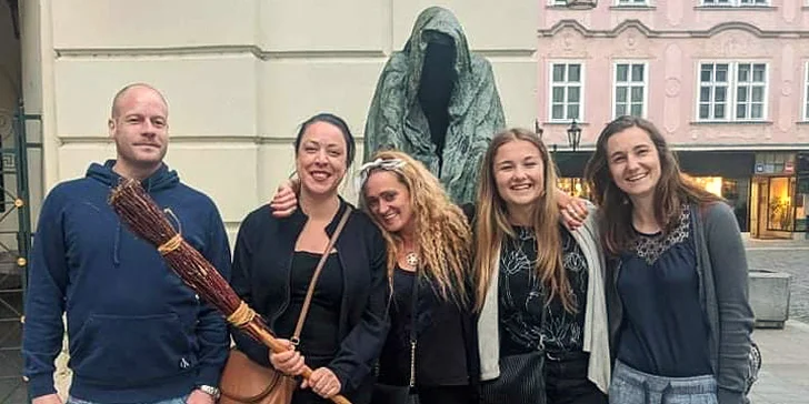 Průvodkyni poznáte podle pravého čarodějnického koštěte.