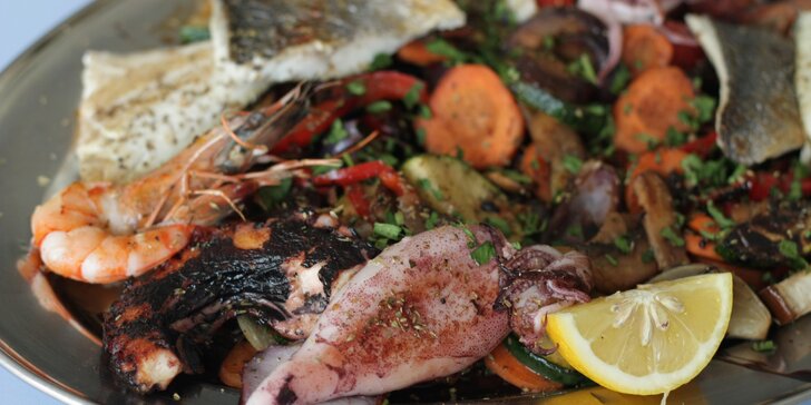 Řecké rybí speciality pro 2 osoby: mořský vlk, pražma, chobotnice i kaviár