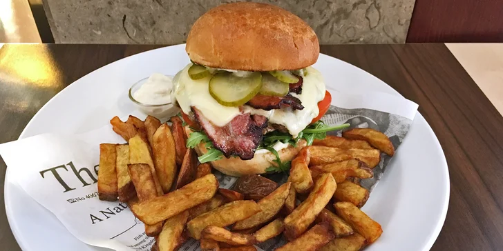 Cheeseburger v domácí bulce s farmářskými hranolky pro 1 nebo pro 2 osoby