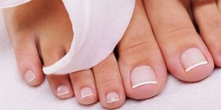 Kvalitní SPA pedikúra včetně lakování