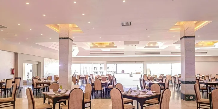 Každé hlavní jídlo si budete vybírat z bohatých bufetů v hlavní restauraci. 
