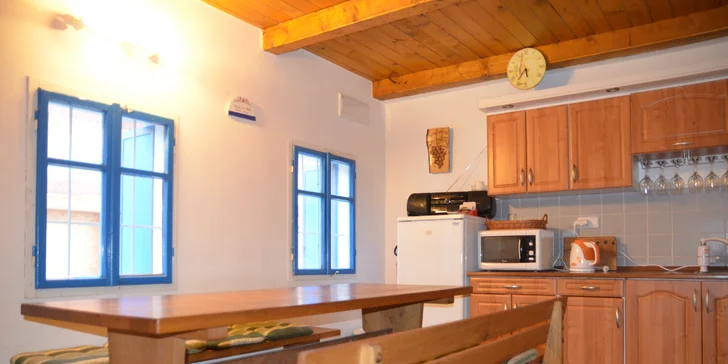 Ubytování je bez služeb, ale přímo ve sklípku můžete využít společnou kuchyňku.
