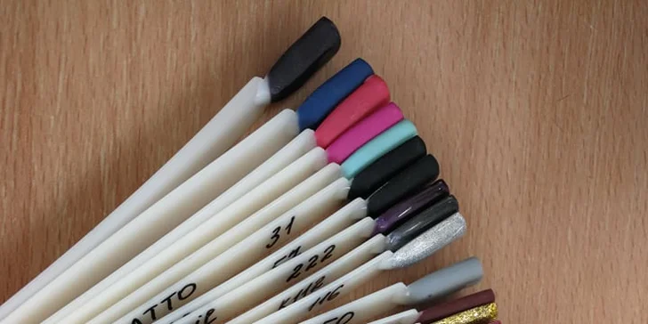 Základní manikúra s lakováním barevnými gel-laky zpevněnémi v UV lampě