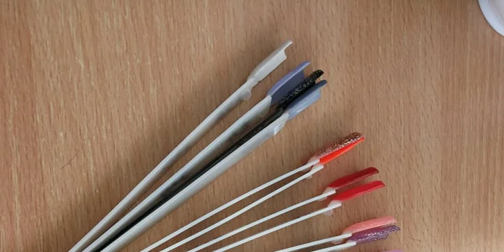 Základní manikúra s lakováním barevnými gel-laky zpevněnémi v UV lampě