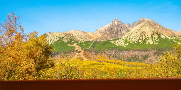 Hotel sa nachádza priamo pri turistickom chodníku na Zelené pleso