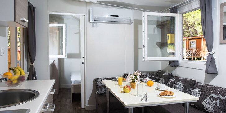 Chorvatská Baška Voda: klimatizovaný mobilní dům v kempu až pro 6 osob