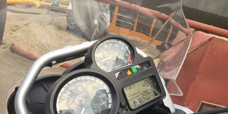 Zapůjčení motorky s plnou nádrží benzínu: 8 i 24 hodin nebo celý víkend