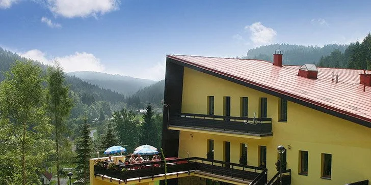 Wellness relax Beskydech: hotel u lesa, bazén, sauna i večeře při svíčkách