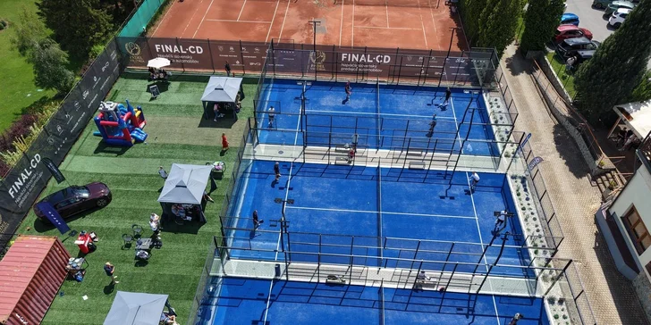 Padel je menej technicky náročný než tenis, rýchlo sa ho naučíte a je veľmi zábavný pre všetky vekové kategórie.

