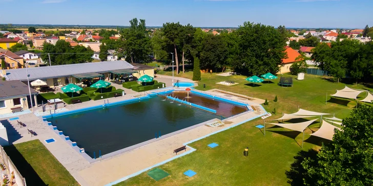 V areáli nájdete 3 bazény s príjemne teplou termálnou vodou a jacuzzi.