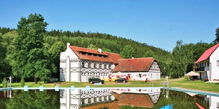 Pohodový letní pobyt můžete strávit v areálu Machův Mlýn.