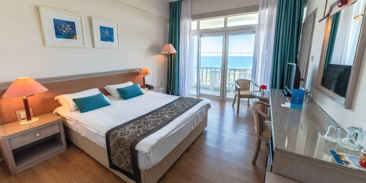Hotel Denizkizi Royal vás ubytuje v interiérech plných světla, kde panoramatická okna rámují moře jako živé obrazy.