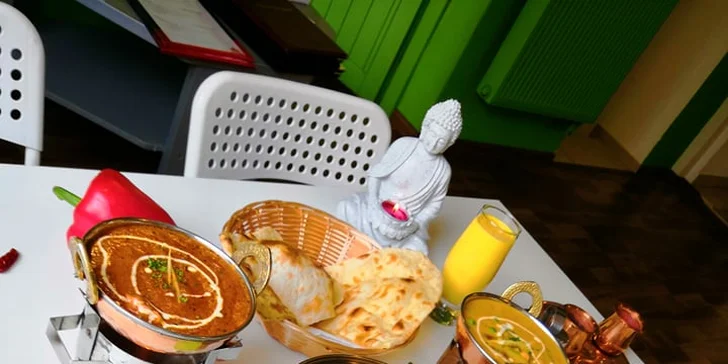 Indické kuřecí i vege pochoutky pro 2 osoby: předkrm, hlavní jídlo s přílohou i dezert